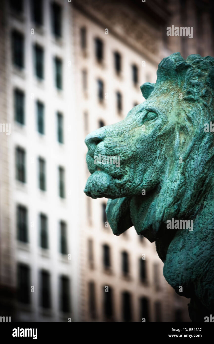 Vue latérale du gros plan d'une tête de lion en bronze sculpture, Chicago, Illinois. Banque D'Images