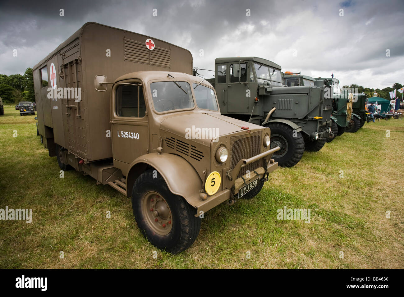 La Seconde Guerre mondiale, 2 ambulance et de camions de l'armée au Cotswold Show 2008, Cirencester, Gloucestershire, Royaume-Uni Banque D'Images