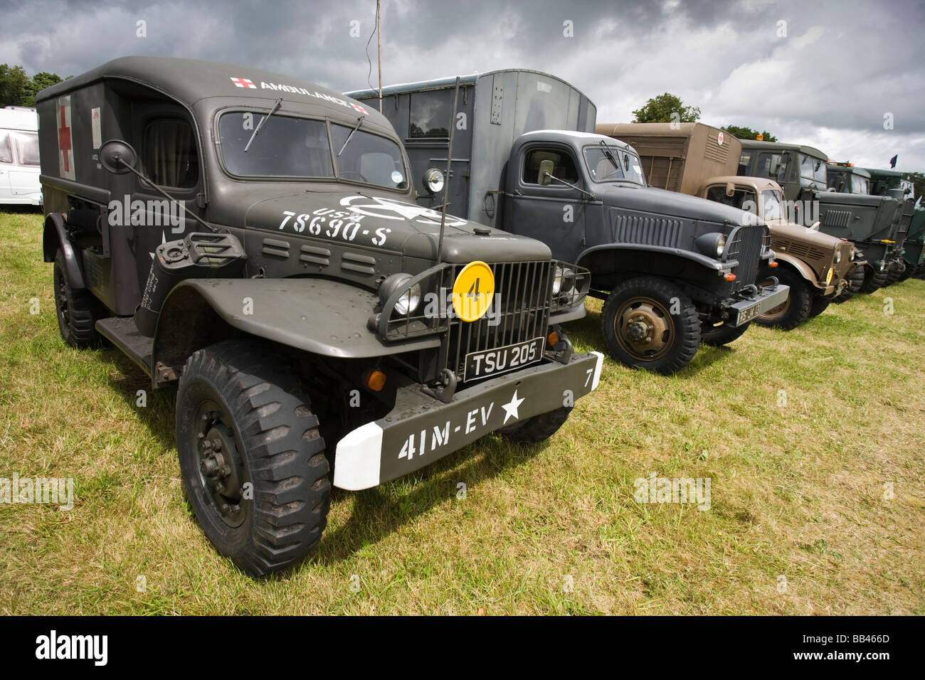 La Seconde Guerre mondiale, 2 camions de l'armée au Cotswold Show 2008, Cirencester, Gloucestershire, Royaume-Uni Banque D'Images
