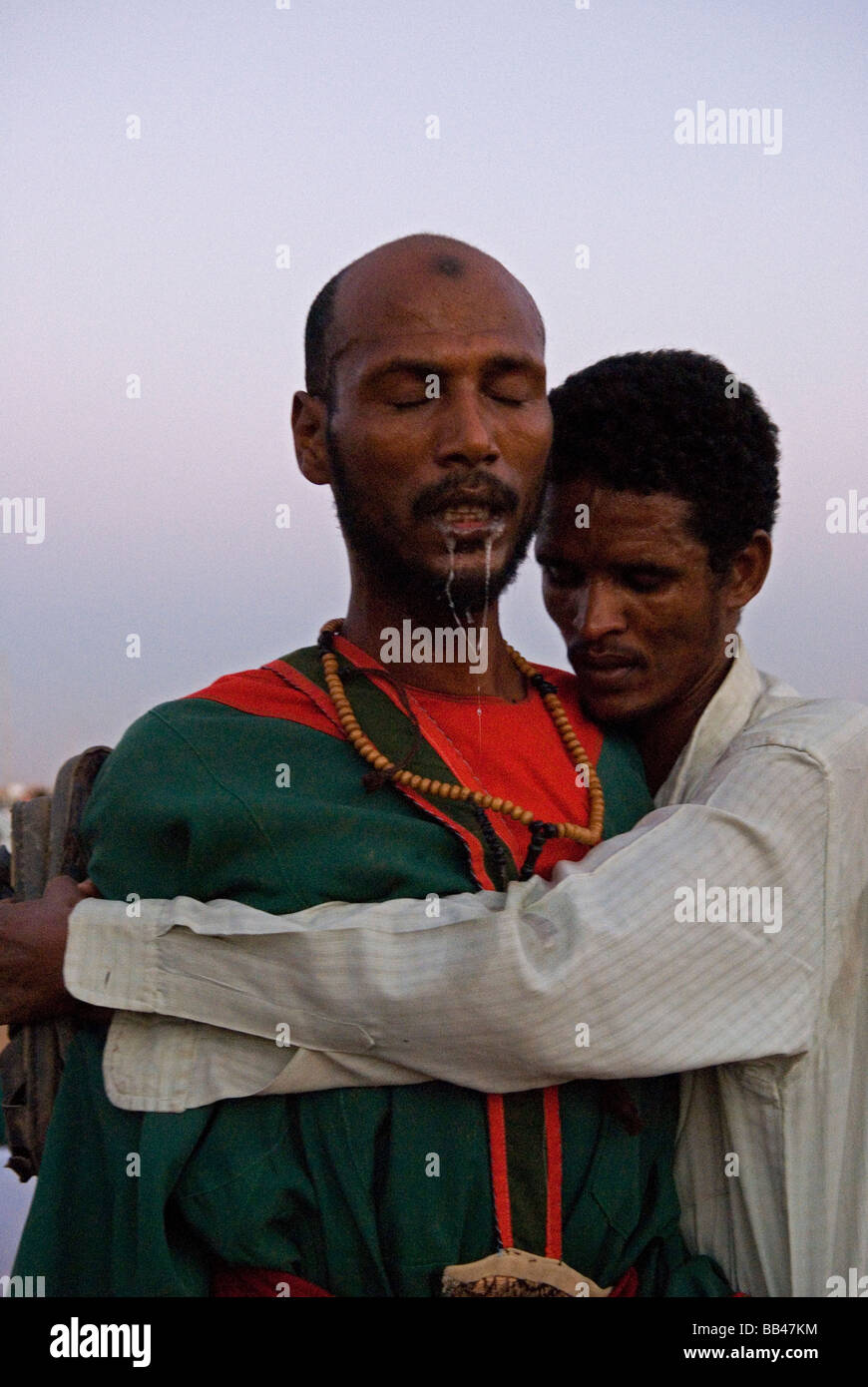 L'un des derviches se calmer, revenir à la conscience d'une profonde transe après rituel Le Zikr d'Omdurman, au Soudan. Banque D'Images