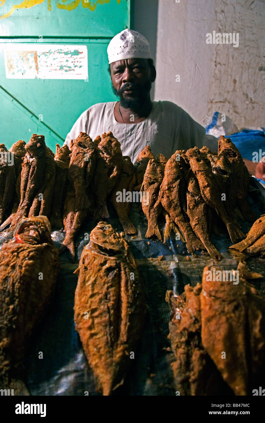 Vendeur de poisson à Port Soudan, Soudan. Banque D'Images