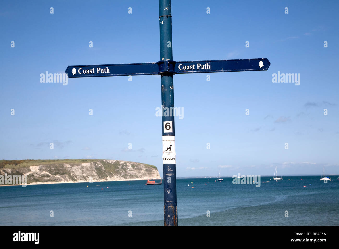 South West Coast Path signpost avec pointeur direction Swanage Dorset Angleterre flèches Banque D'Images