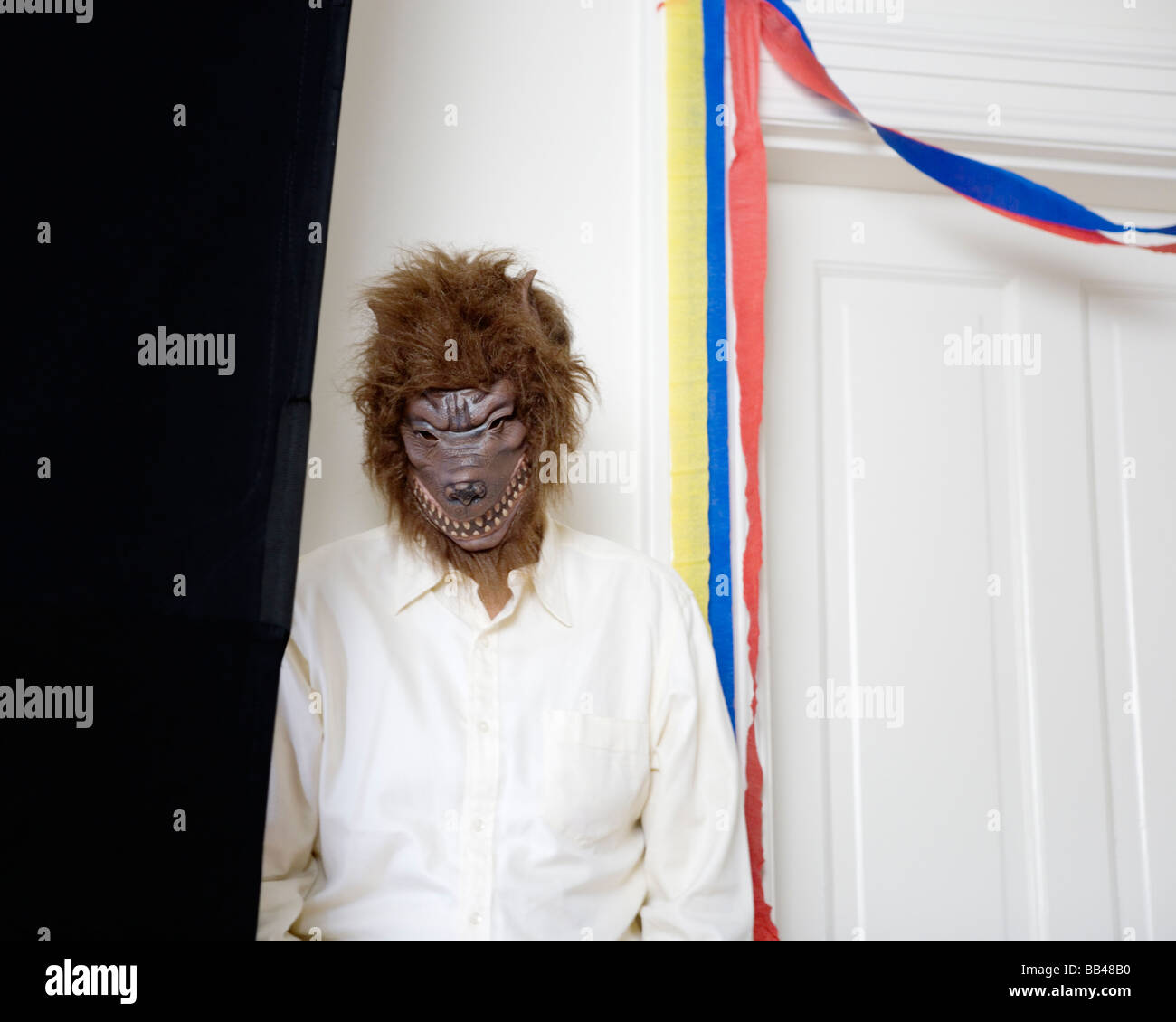 Vue de face d'une personne portant un masque de loup, en Californie, aux États-Unis. Banque D'Images