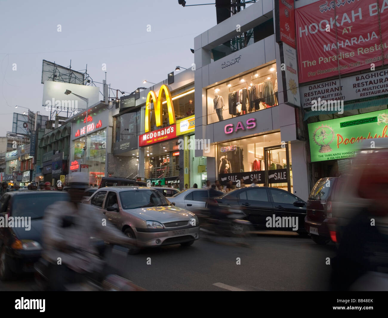 Les logos des marques multinationales sur Brigade Road, une rue commerçante principale à Bangalore, Karnataka, Inde. Banque D'Images