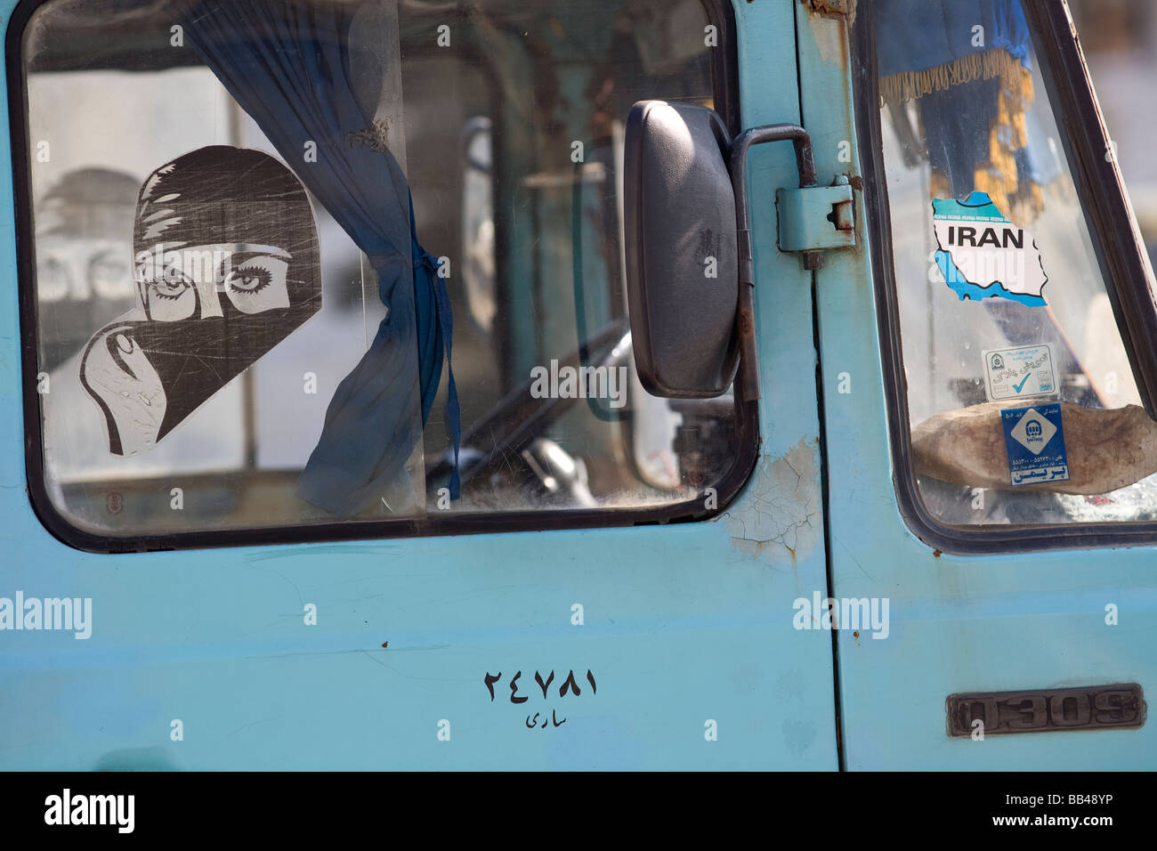 Autocollant de voiture de femme musulmane avec foulard à Astara, Iran. Banque D'Images