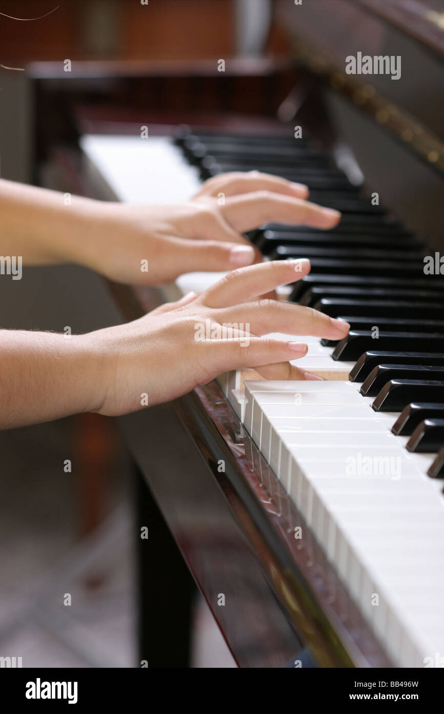 Closeup of hands le piano Banque D'Images