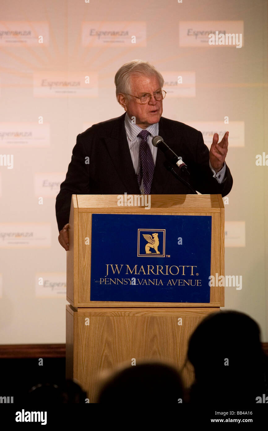 Le sénateur démocrate Edward Kennedy (Mass.) traite de la prière hispanique nationale Petit-déjeuner à JW Marriott du centre-ville de Washington. Banque D'Images