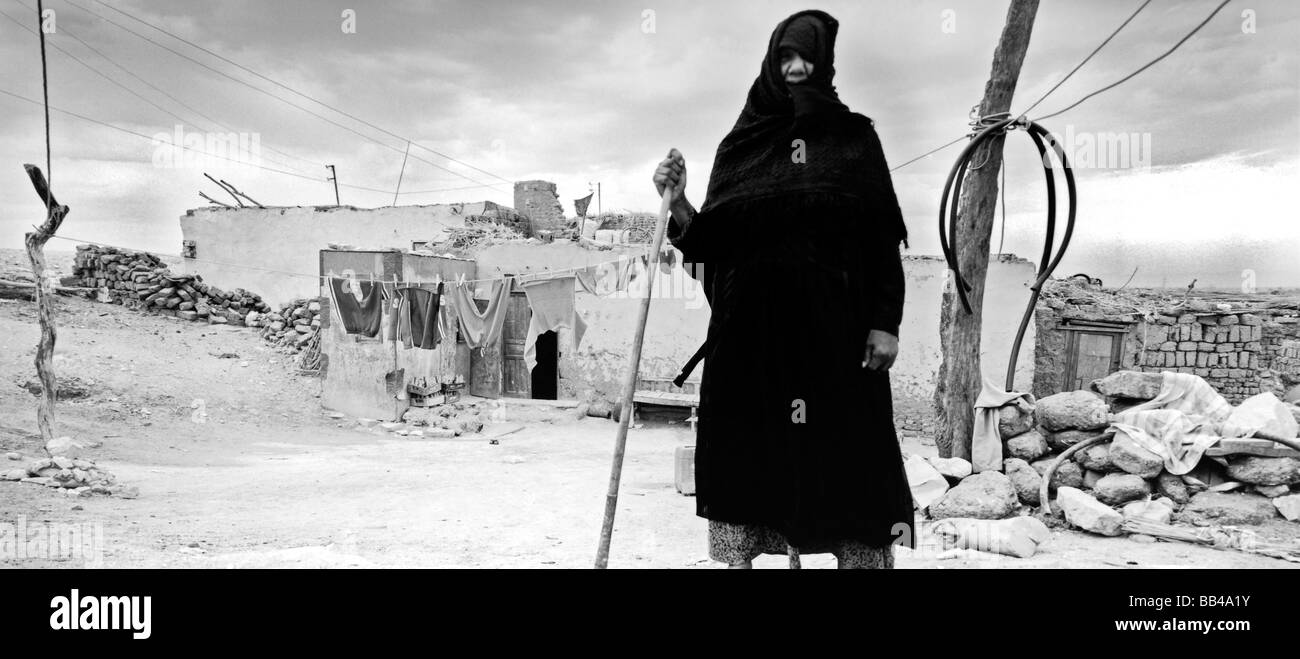 Vieille Femme vêtue de noir se tenait devant sa maison à el-Gournah - petit village près de Louxor,ÉGYPTE. Banque D'Images