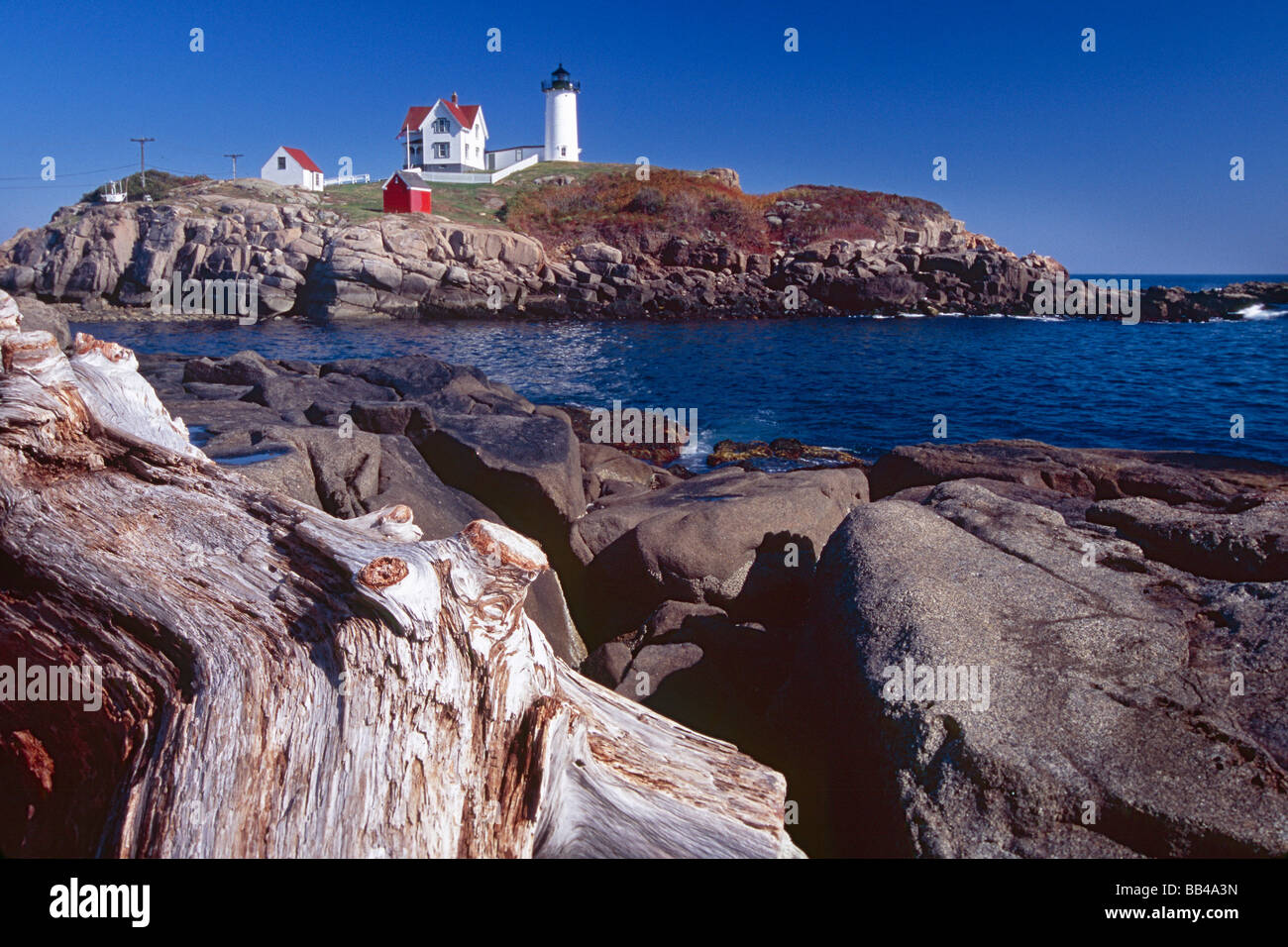 Low Angle View of the Cape Neddick Lighthouse Maine Banque D'Images