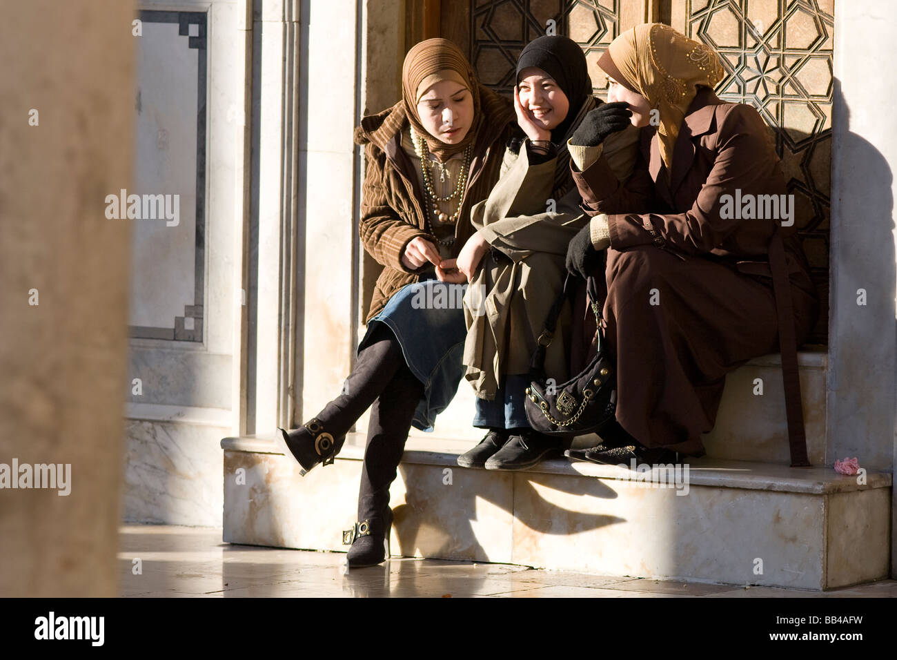 Trois jeunes filles syriennes bavardant à Damas, en Syrie. Banque D'Images