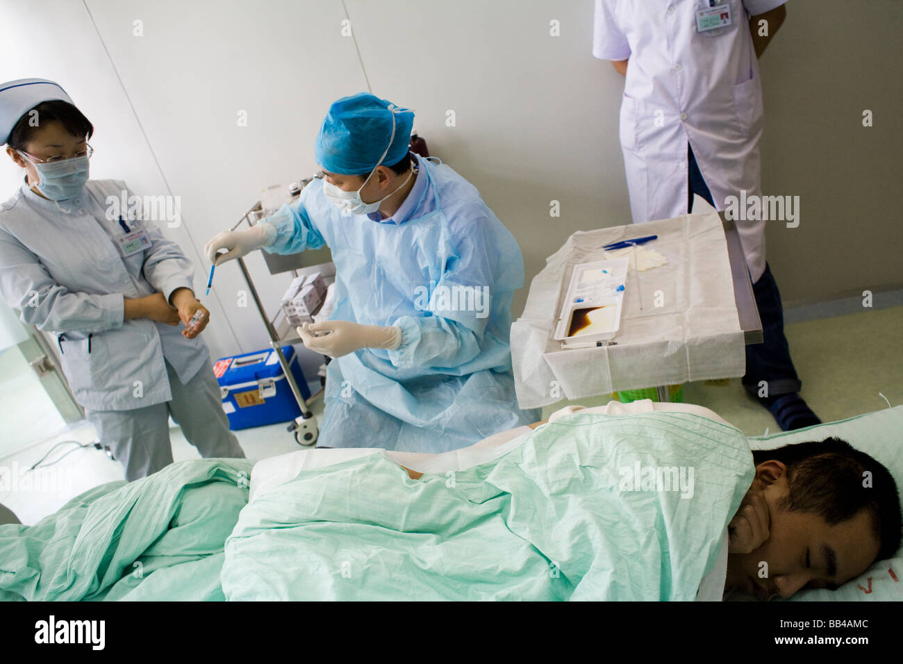 Un patient reçoit une injection de cellules souches à Qingdao, Chine. Banque D'Images