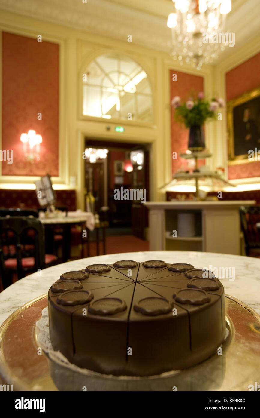 Le gâteau original Sacher- Torte. Le salon Elisabeth, Hotel Sacher, Vienne, Autriche. Banque D'Images