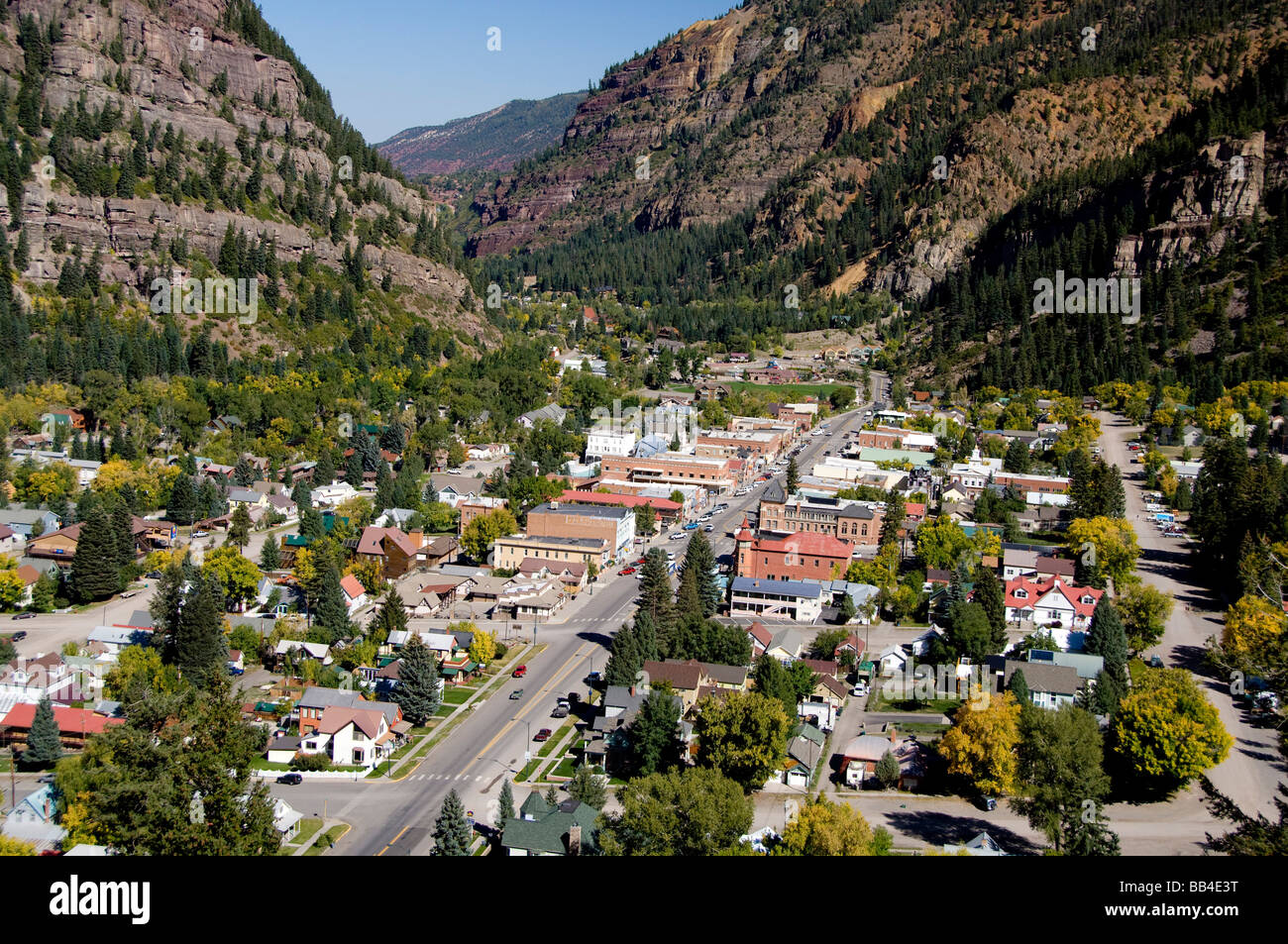 Colorado US Hwy 550 Ouray. San Juan Skyway Colorado's premier Scenic Byway. Lookout point avec aperçu de la ville minière historique. Banque D'Images