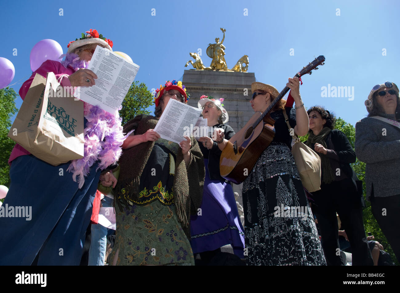 Codepink NY Femmes pour la paix et la paix Mamie protestation Brigade des recruteurs militaires dans les écoles secondaires sur la mère s jour à New York Banque D'Images