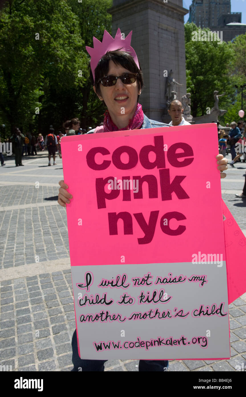 Codepink NY Femmes pour la paix et la paix Mamie protestation Brigade des recruteurs militaires dans les écoles secondaires sur la mère s jour à New York Banque D'Images