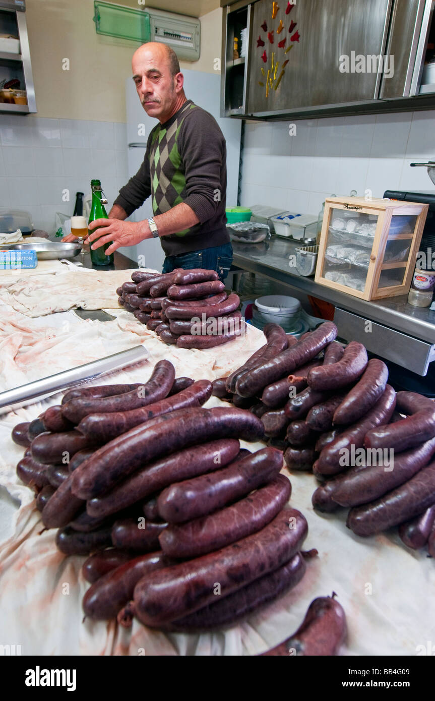 Boudin noir fait maison, des saucisses de porc en France. Banque D'Images