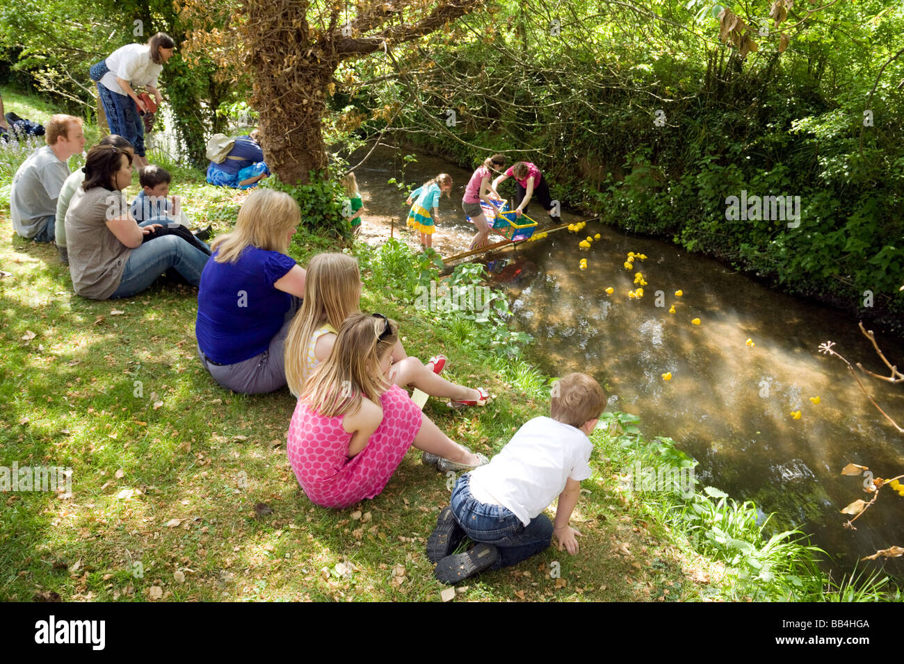 Les gens qui suivent une course de canards en plastique de bienfaisance à Wallingford, Oxfordshire, UK Banque D'Images