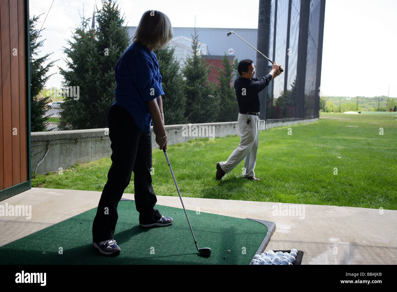 Une femme obtient une leçon de golf à partir d'un pro de golf Banque D'Images