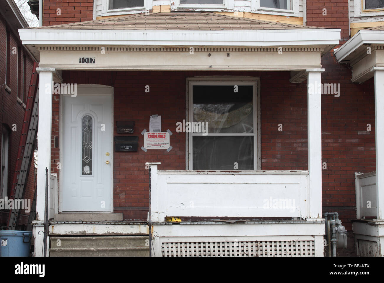 Ville de Niagara Falls - New York - magasin abandonné - Graffiti - montrant la dégradation du milieu urbain en raison de la fermeture d'usines et d'autres facteurs Banque D'Images