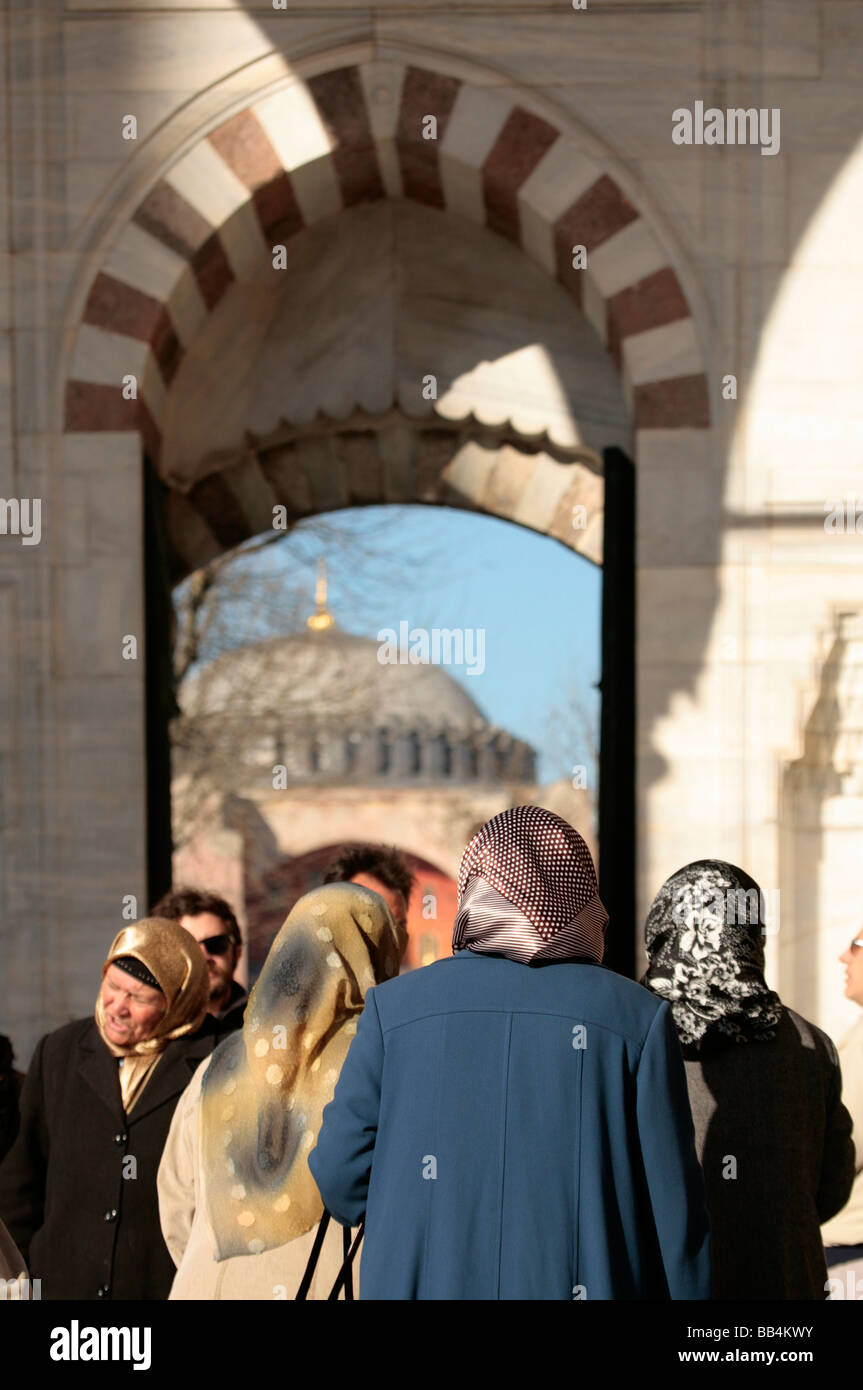 Adorateurs de quitter la mosquée bleue à Istanbul Turquie Banque D'Images