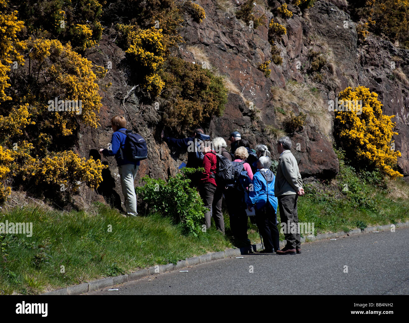 Les hommes et les femmes sur un tour à pied à travers la géologie du parc de Holyrood, Édimbourg, Écosse, Royaume-Uni, Europe Banque D'Images