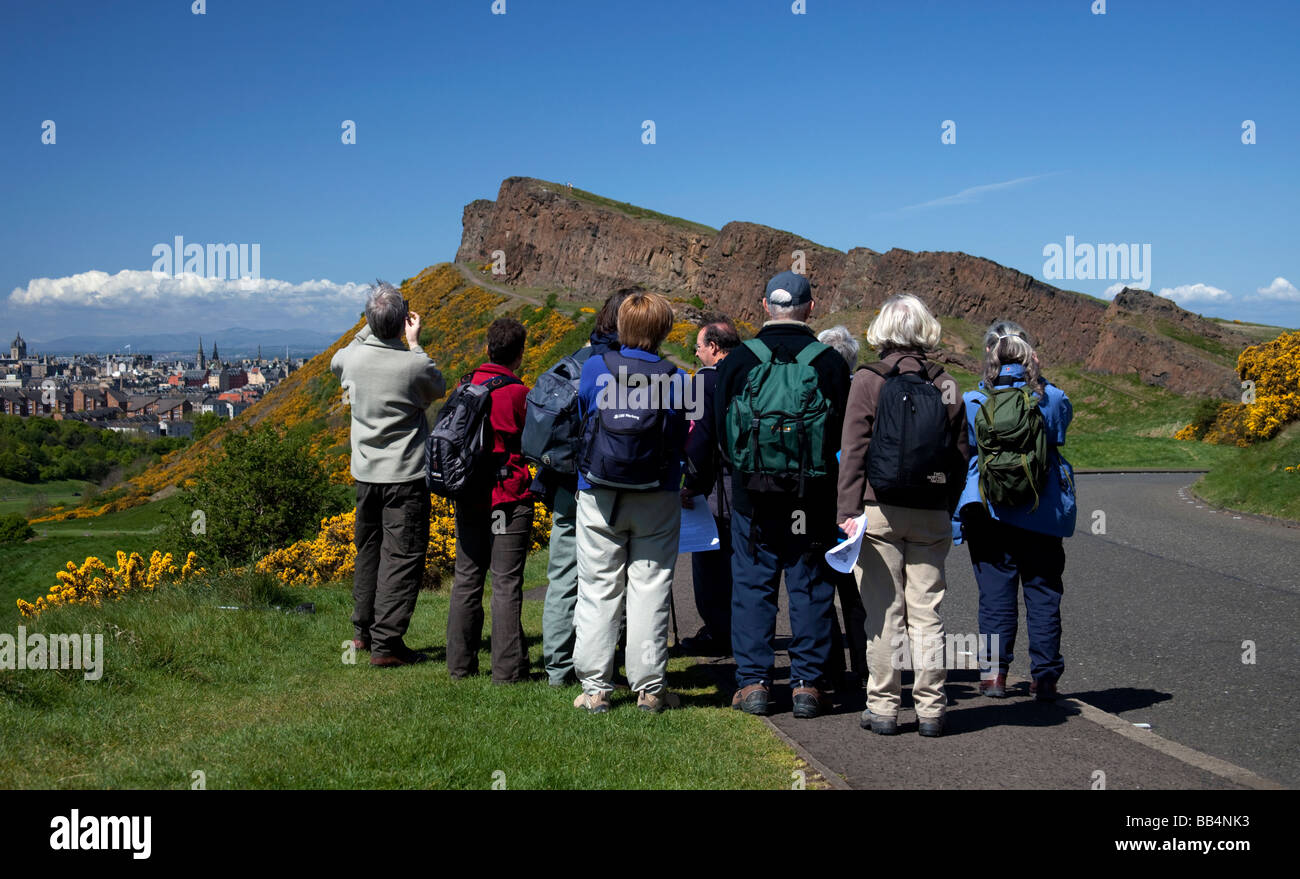 Les hommes et les femmes sur un tour à pied à travers la géologie du parc de Holyrood, Édimbourg, Écosse, Royaume-Uni, Europe Banque D'Images