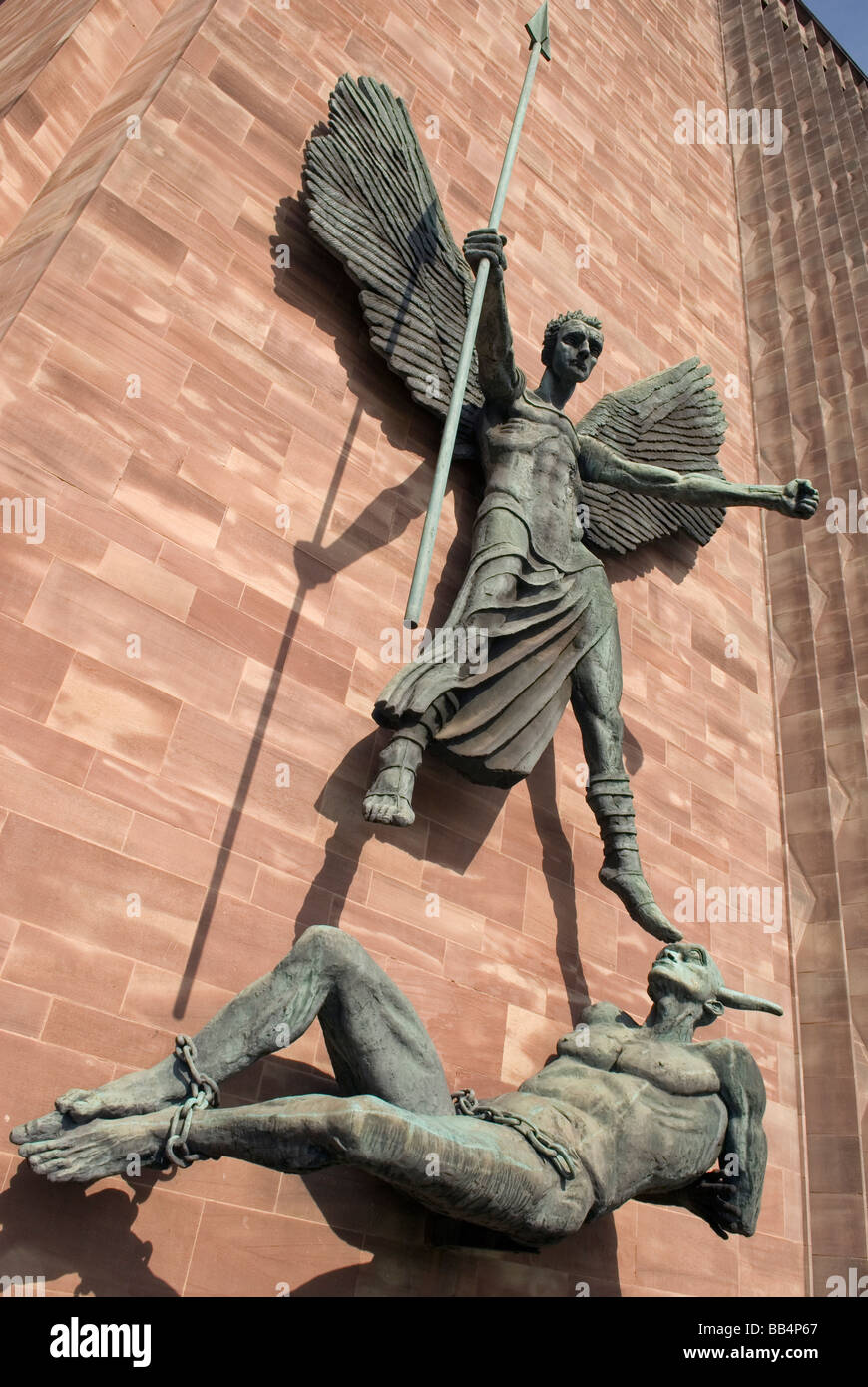 St Michel et le Diable sculpture nouvelle cathédrale de Coventry Banque D'Images