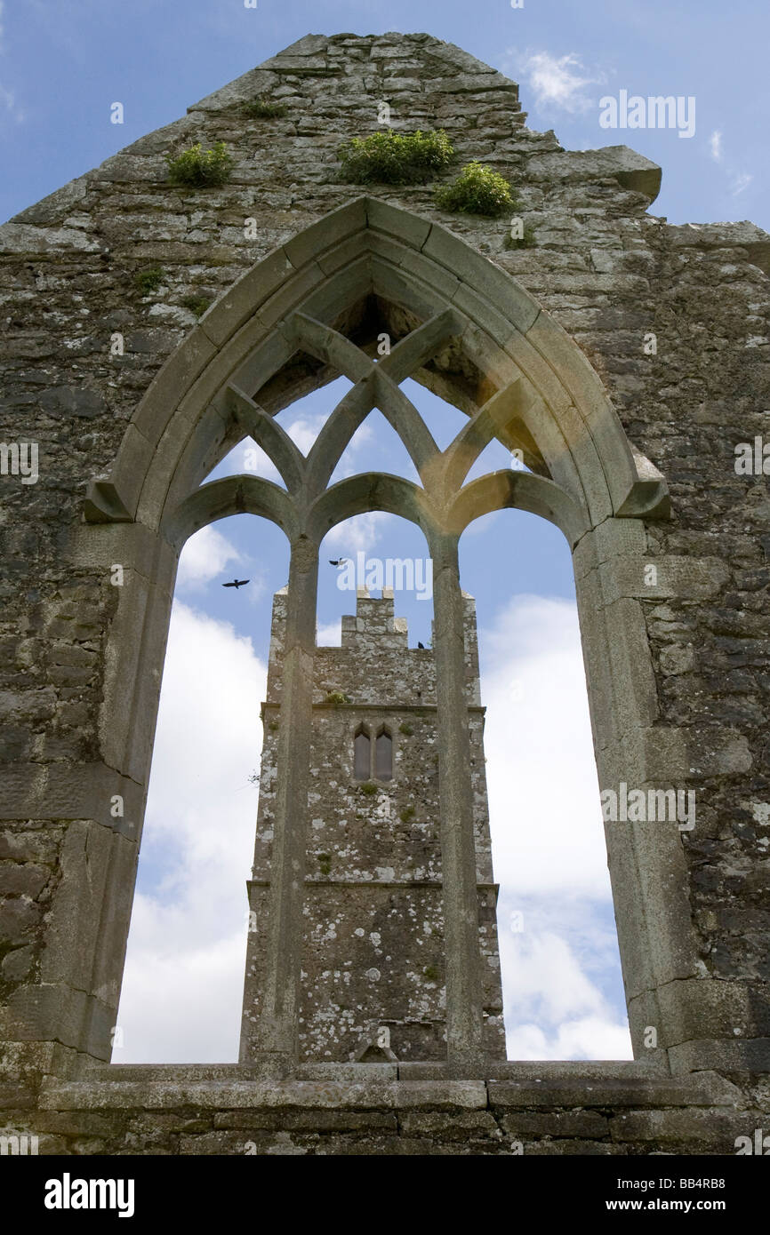 L'Europe, l'Irlande, Galway. Ross Errilly Friary clocher vus à travers une fenêtre en arc. Banque D'Images