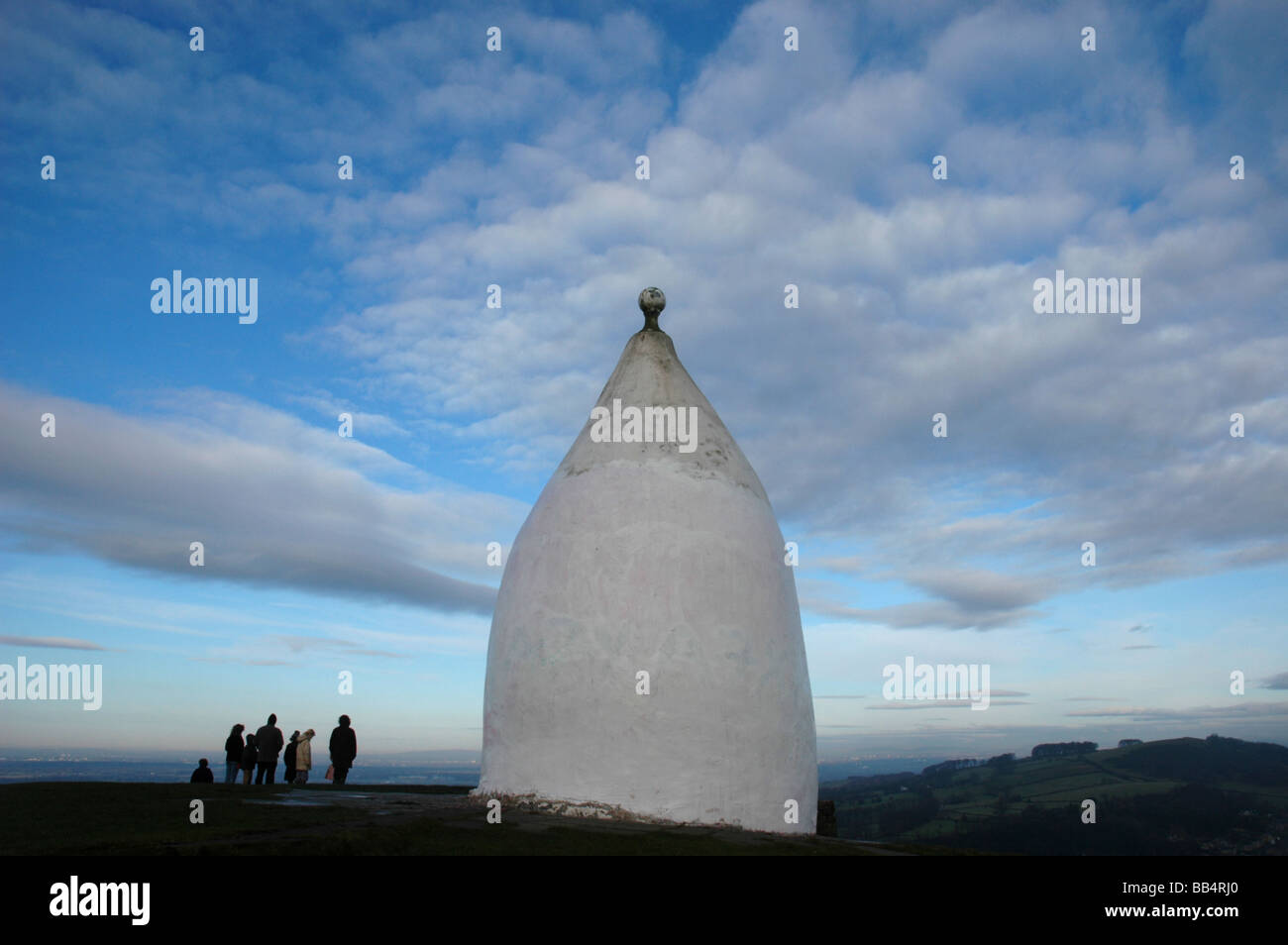 Ciel dramatique au-dessus de Nancy White, un monument près de Macclesfield, avec un groupe de personnes qui se tiennent à proximité Banque D'Images