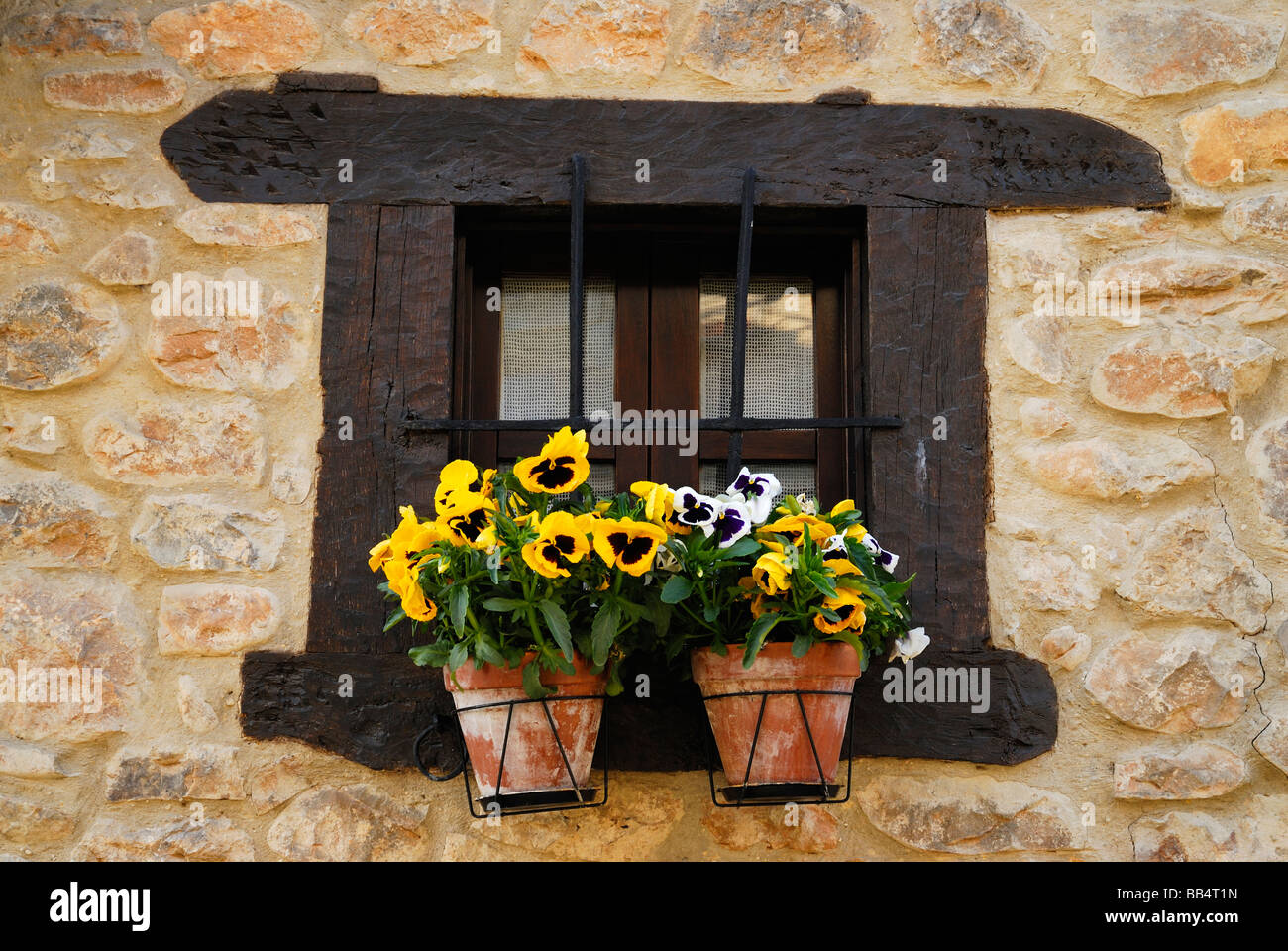 Fenêtre avec des pensées à Potes, Cantabria, ESPAGNE Banque D'Images