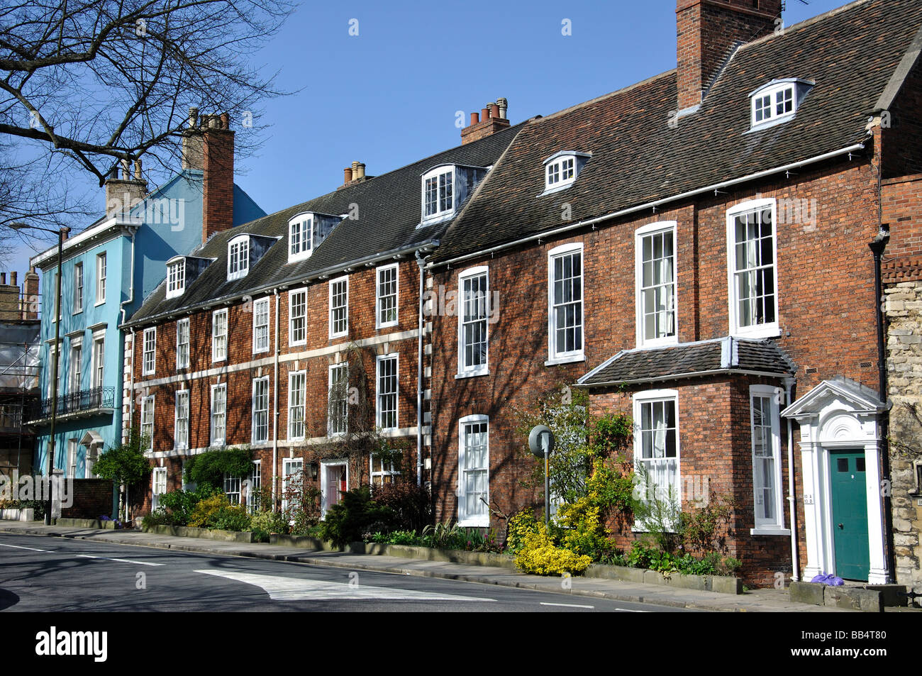 Rangée de cottages, Minster Yard, Lincoln, Lincolnshire, Angleterre, Royaume-Uni Banque D'Images