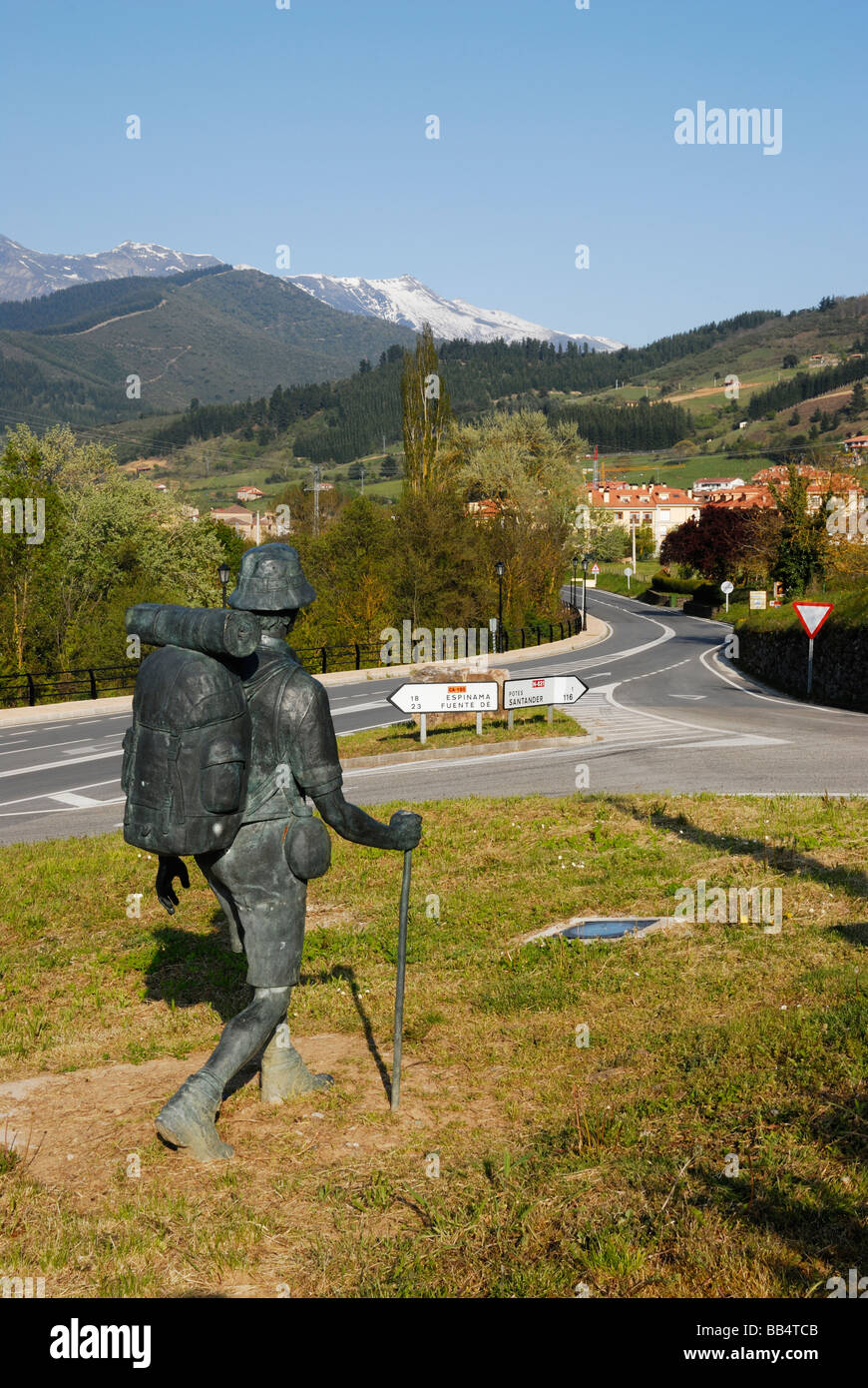 Statue d'un Pèlerin, Potes, Cantabria, ESPAGNE Banque D'Images