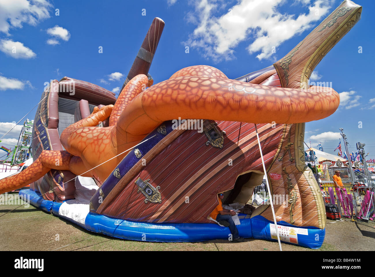 Plante annuelle Strawberry Festival City en Floride à mi-chemin concession pieuvre géante gonflable bateau Banque D'Images