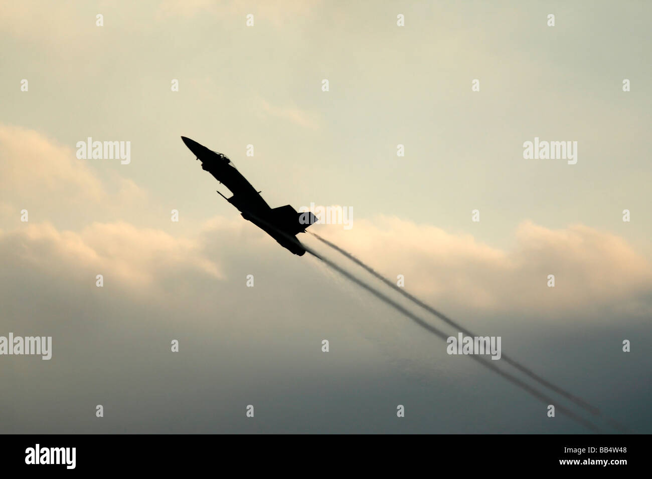 Une vue latérale d'un F/A-18 Hornet Jet Fighter dans une montée raide avec de la vapeur d'extrémités d'aile Banque D'Images