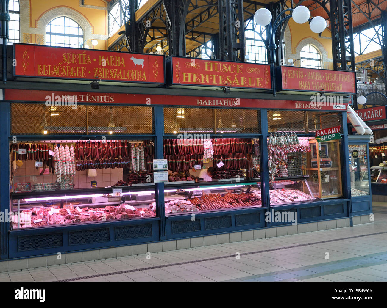 Un décrochage de la viande à l'Nagycsarnok (ou centrale), Budapest, Hongrie Banque D'Images