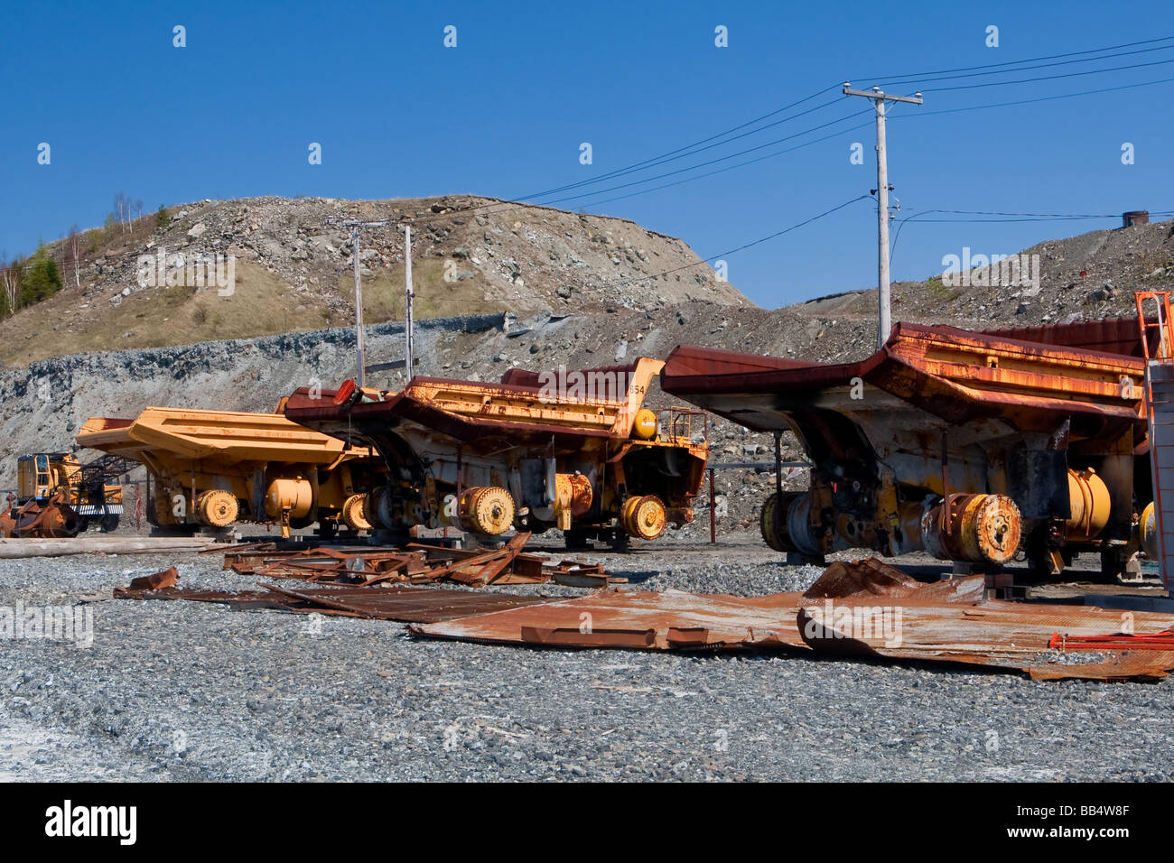 Les camions-bennes rouillés sont représentées sur un site minier de l'amiante à Thetford Mines, Québec Canada Banque D'Images