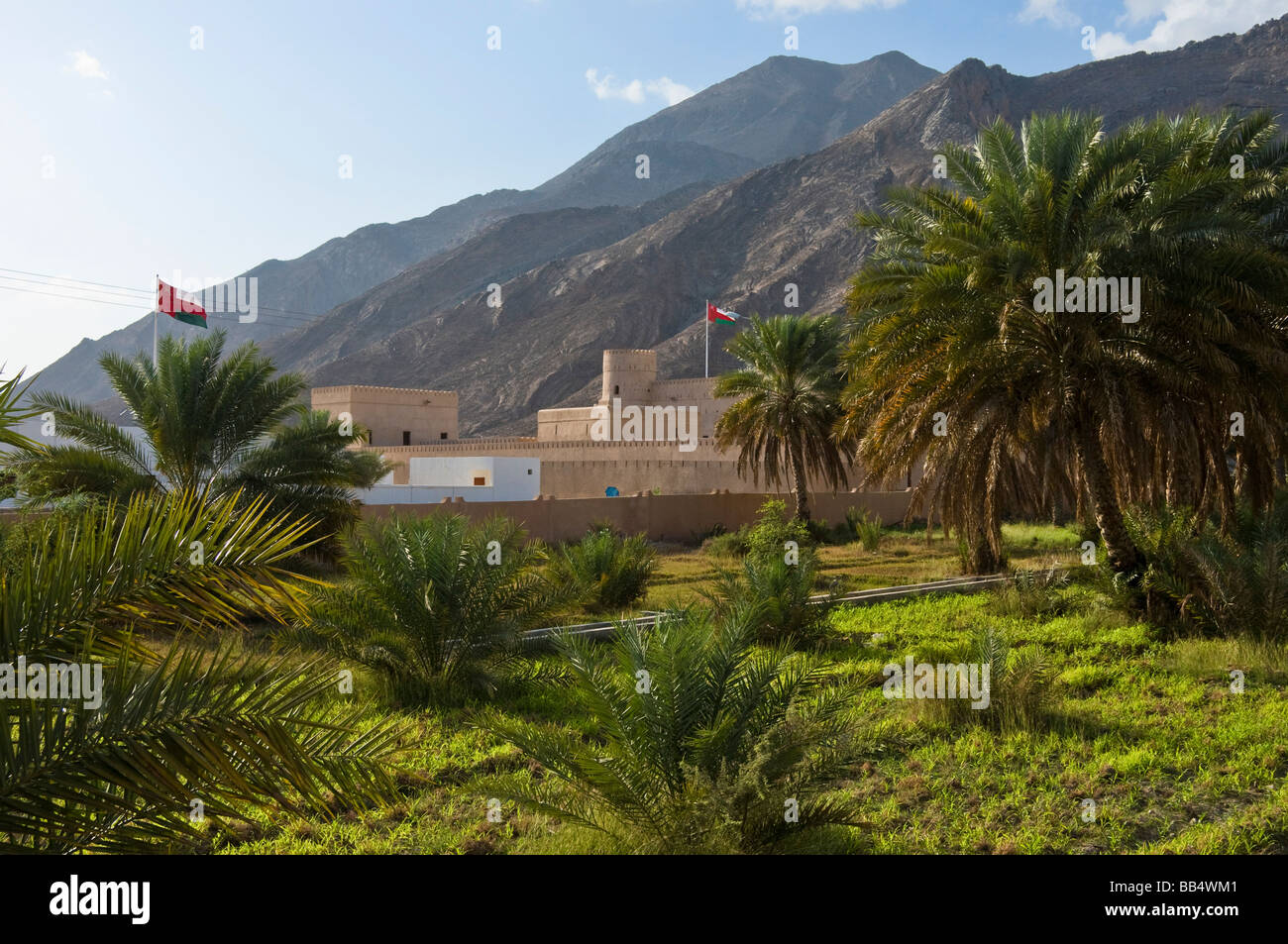 Village de Birkat Al Mawz et fort Bait Al Radidah à l'entrée de Jabal el Akhdar , Dhakiliya , région du sultanat d'Oman Banque D'Images