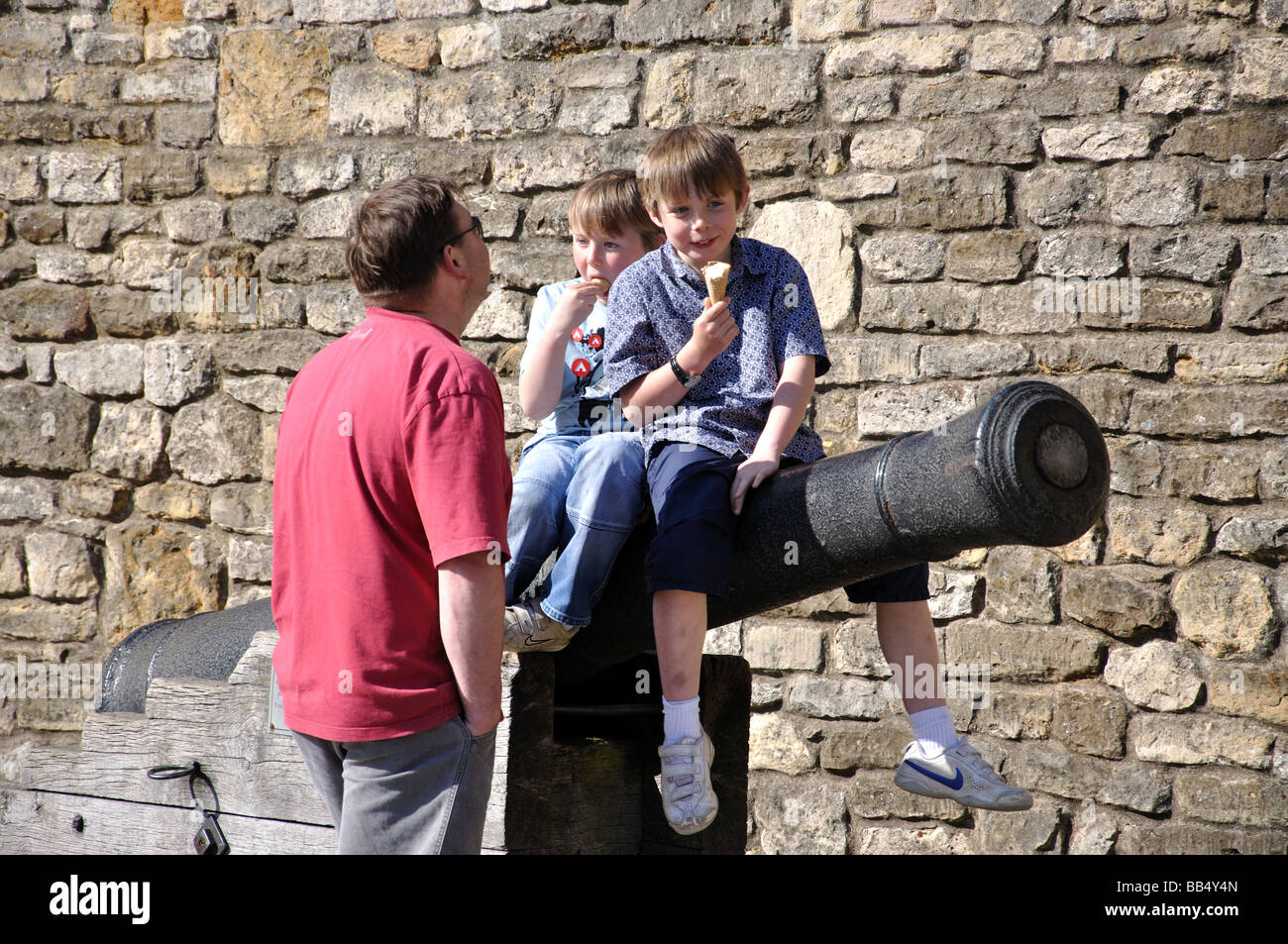 Garçons assis sur des canons, la colline du château. Lincoln, Lincolnshire, Angleterre, Royaume-Uni Banque D'Images
