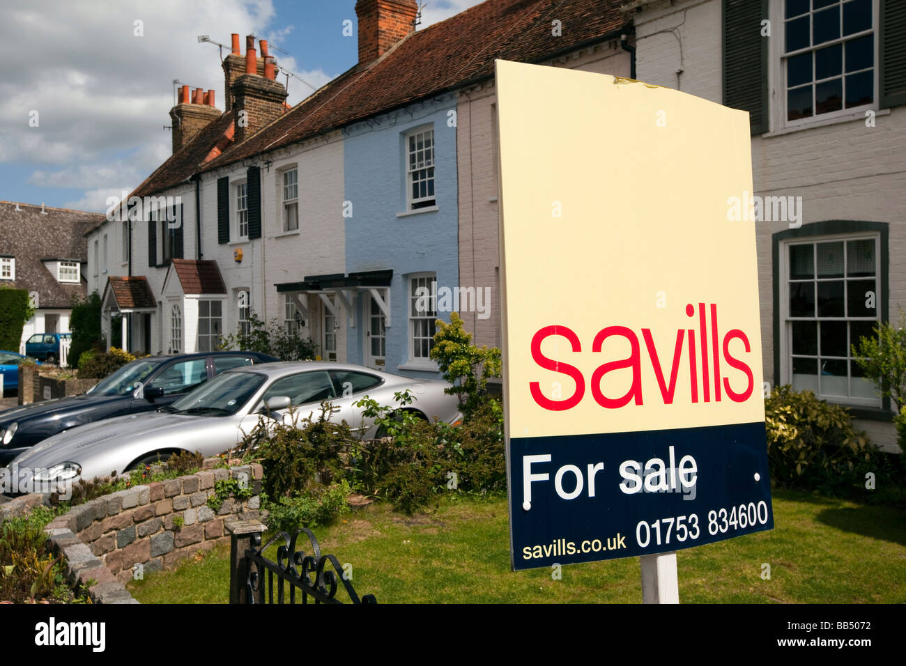 Angleterre Berkshire Bray Village Ferry Road Savills estate agents signe extérieur Chalet à vendre Banque D'Images