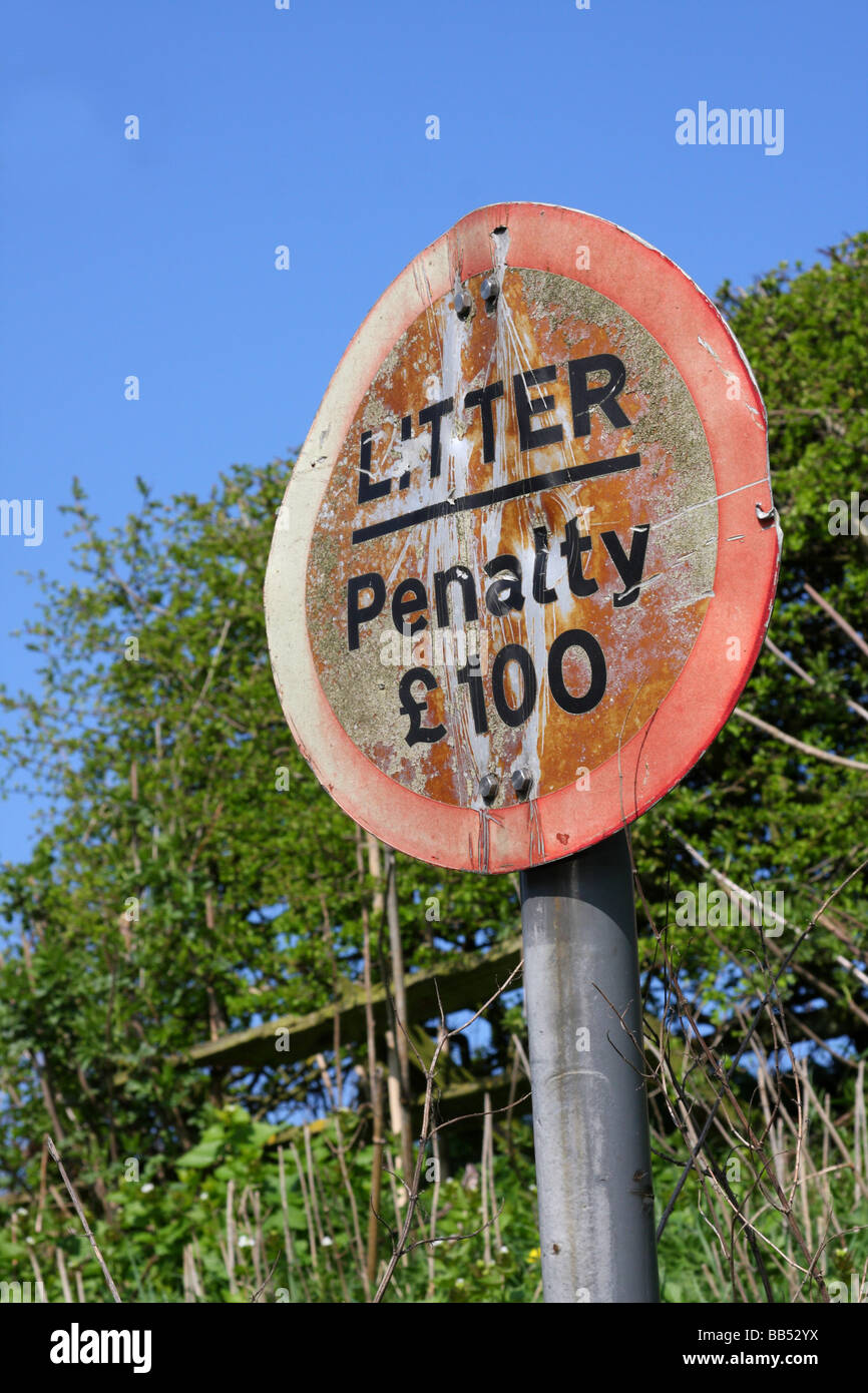 Un panneau d'avertissement de l'abandon de détritus dans la campagne anglaise. Banque D'Images