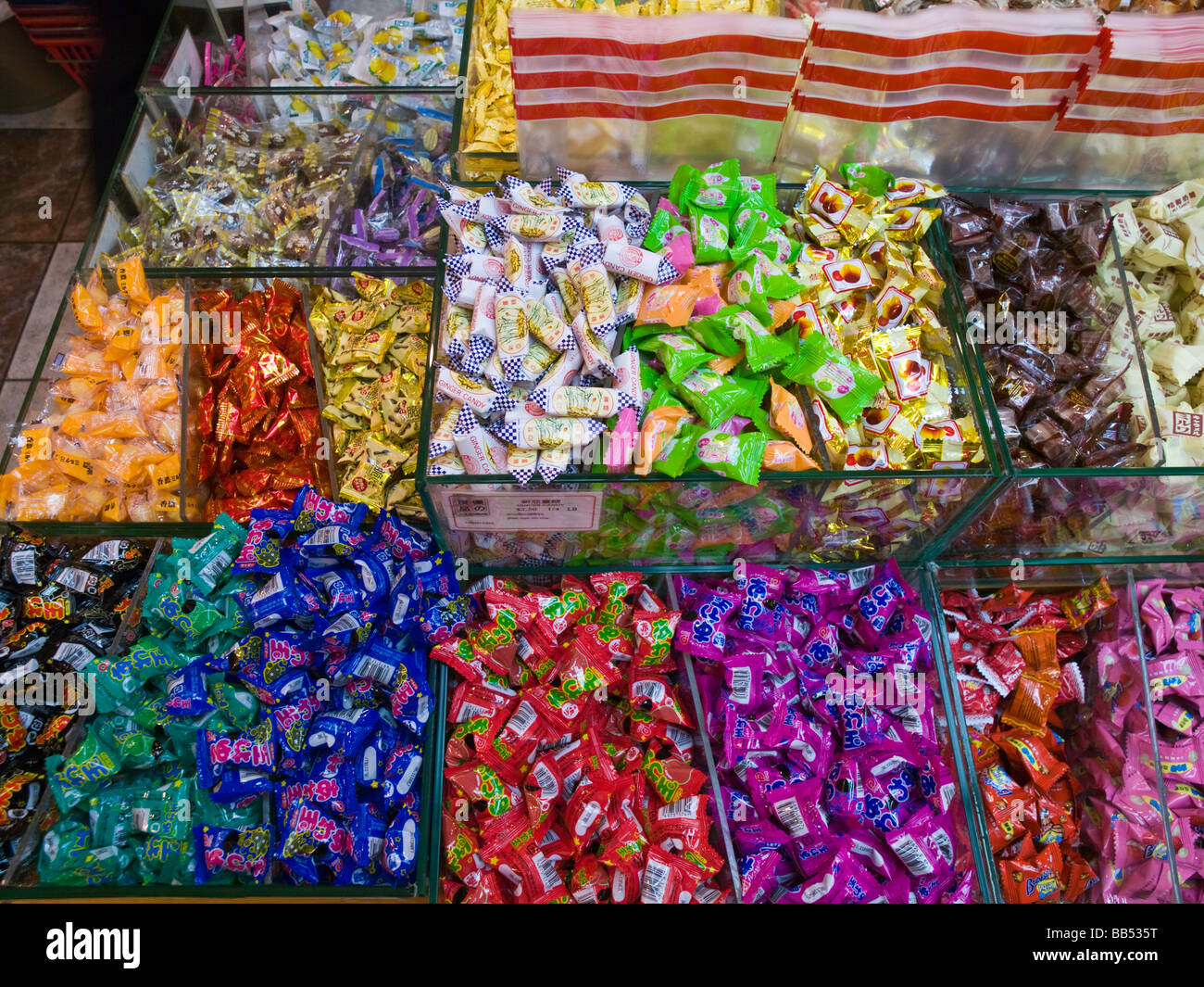 Magasin de bonbons dans la rue sur la plupart dans le quartier chinois de  la ville de New York. © Craig M. Eisenberg Photo Stock - Alamy