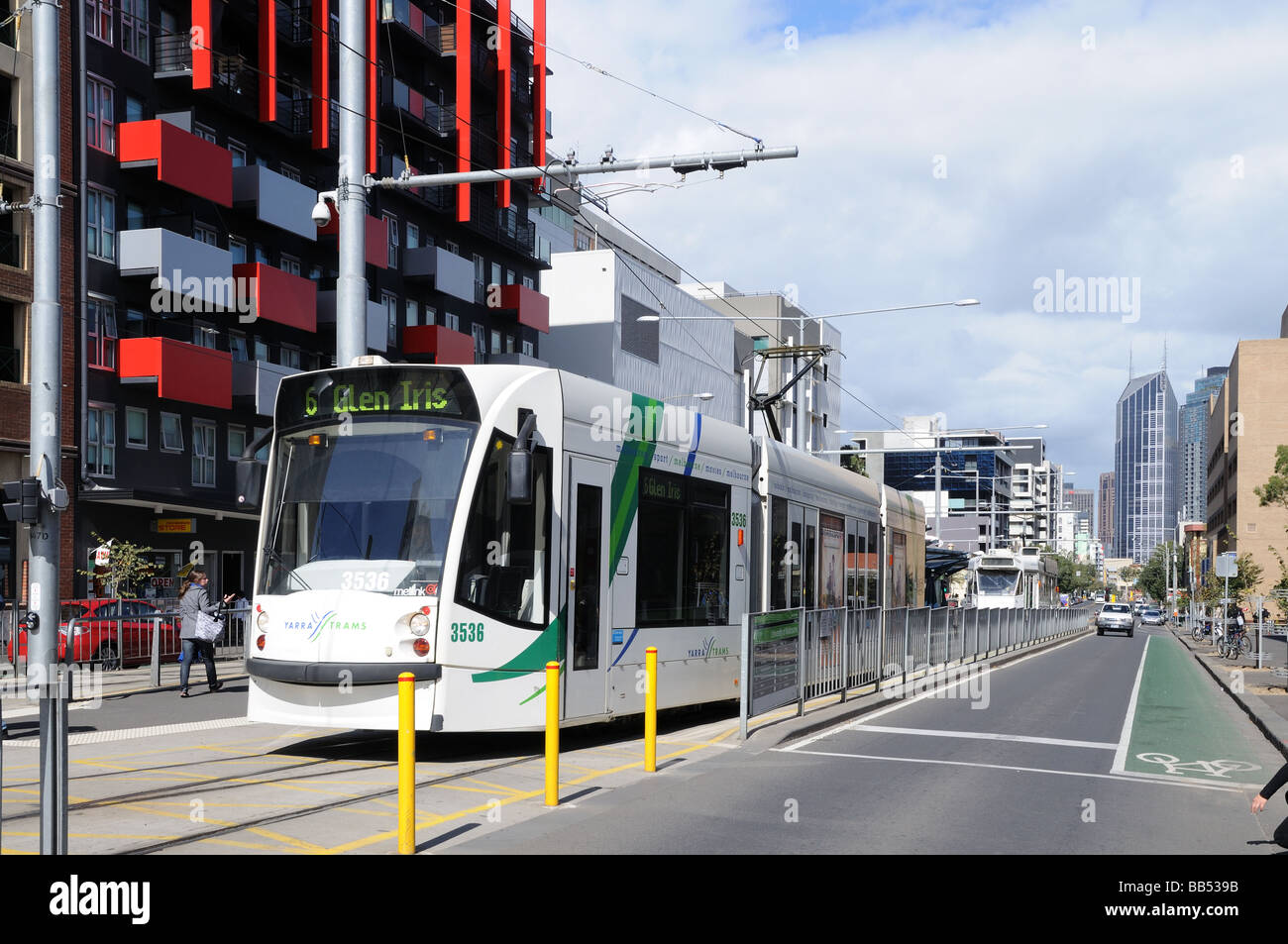 Yarra tram moderne et les bâtiments modernes sur Swanston Street Melbourne, Australie Banque D'Images