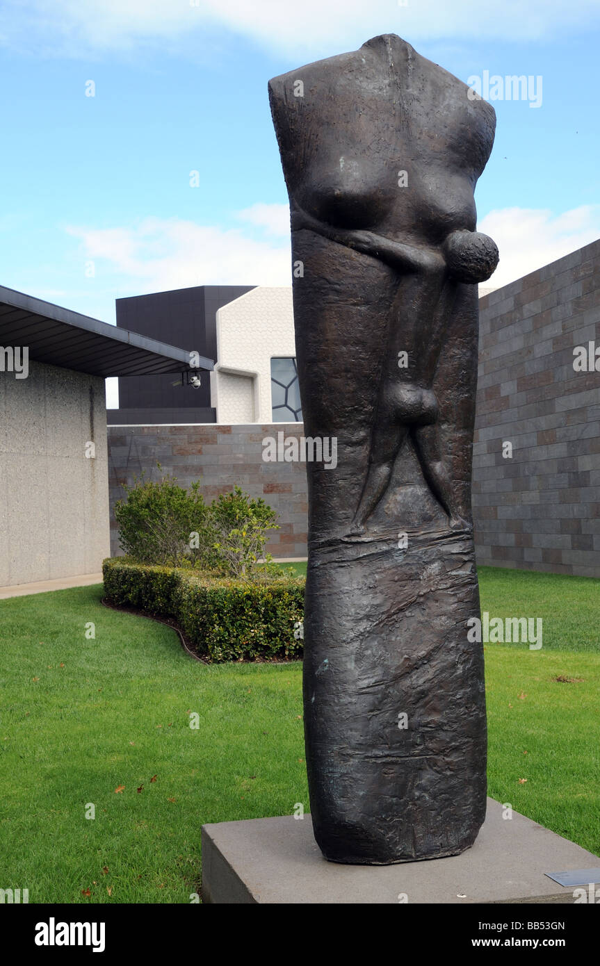 Art statue en bronze dans les jardins derrière la National Gallery of Victoria Melbourne Australie Ce travail est intitulé ARBRE DE VIE Banque D'Images