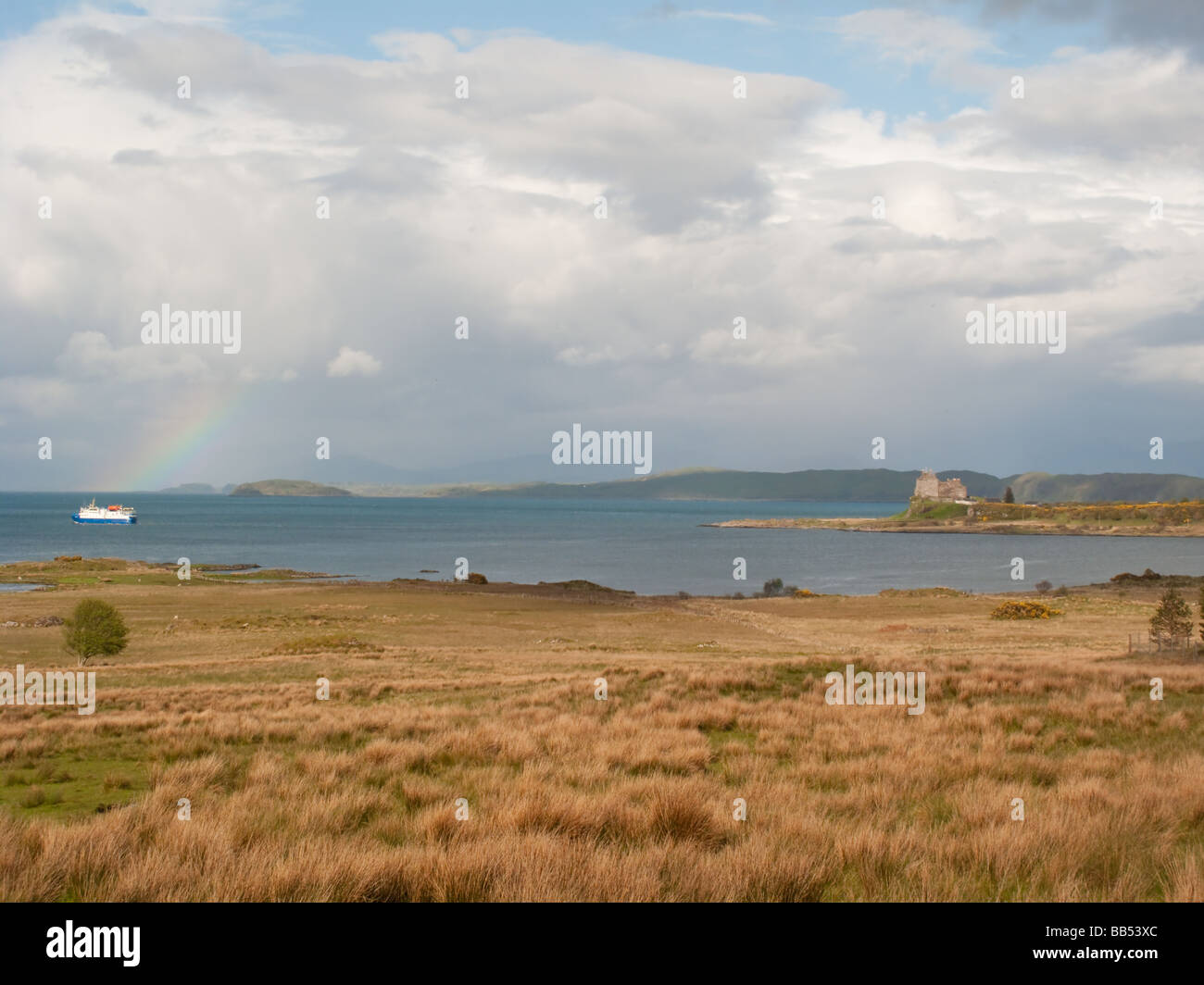 En arc-en-ciel d'orage par Duart Castle, sur l'île de Mull, en Ecosse Banque D'Images