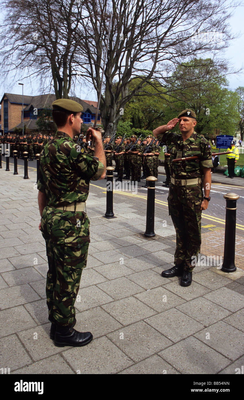 Mercian Regiment Le sergent en tenant le salut Banque D'Images