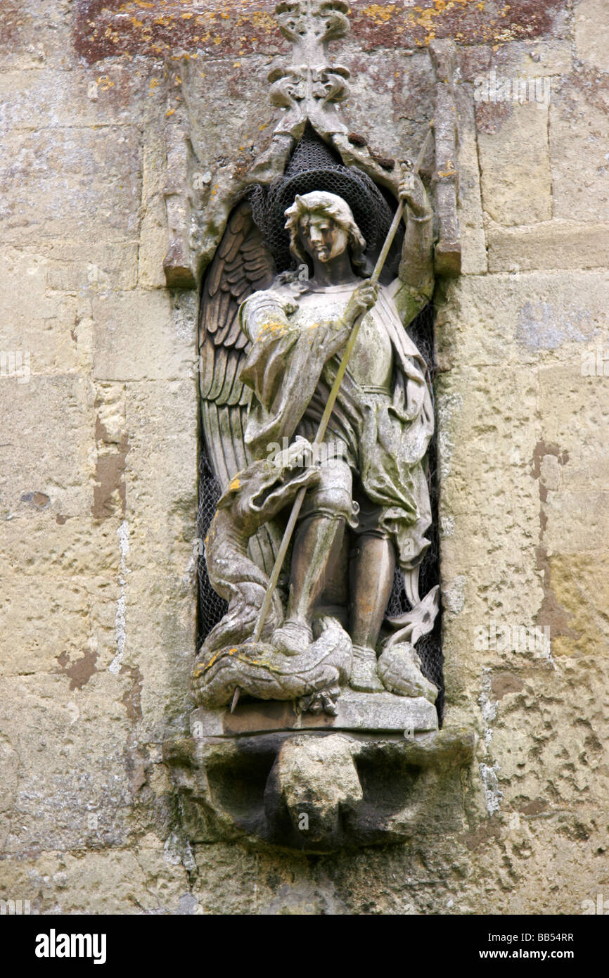 Envie de pierre de Saint Georges terrassant le dragon au St Michael et Tous les Anges Melksham Wiltshire, Angleterre Banque D'Images