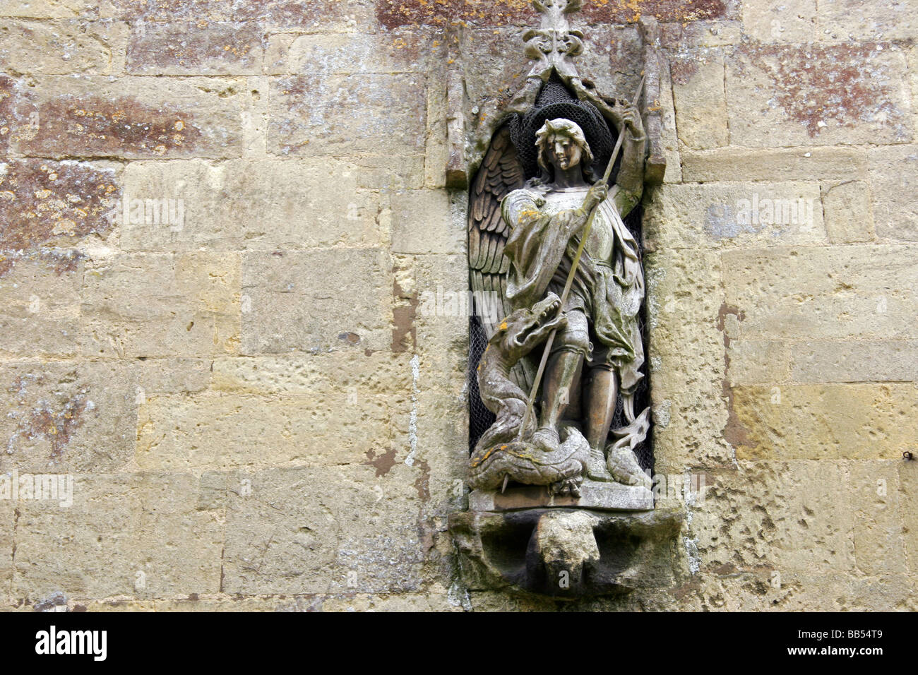 Sculpture de Saint Georges terrassant le dragon au St Michael et Tous les Anges Melksham Wiltshire, Angleterre Banque D'Images