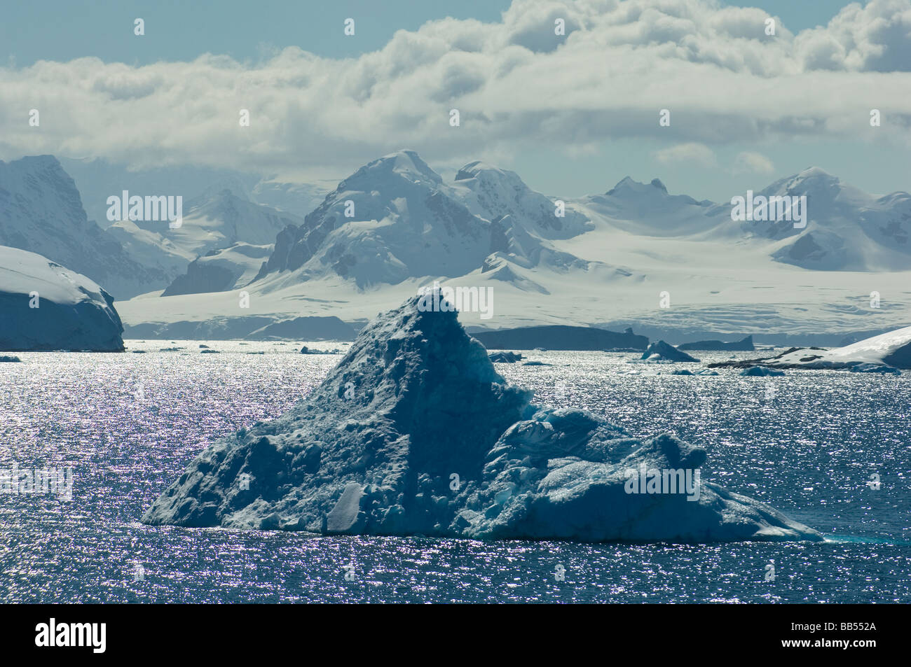 Iceberg bleu azur dans le détroit de Gerlache, Péninsule Antarctique, l'Antarctique Banque D'Images