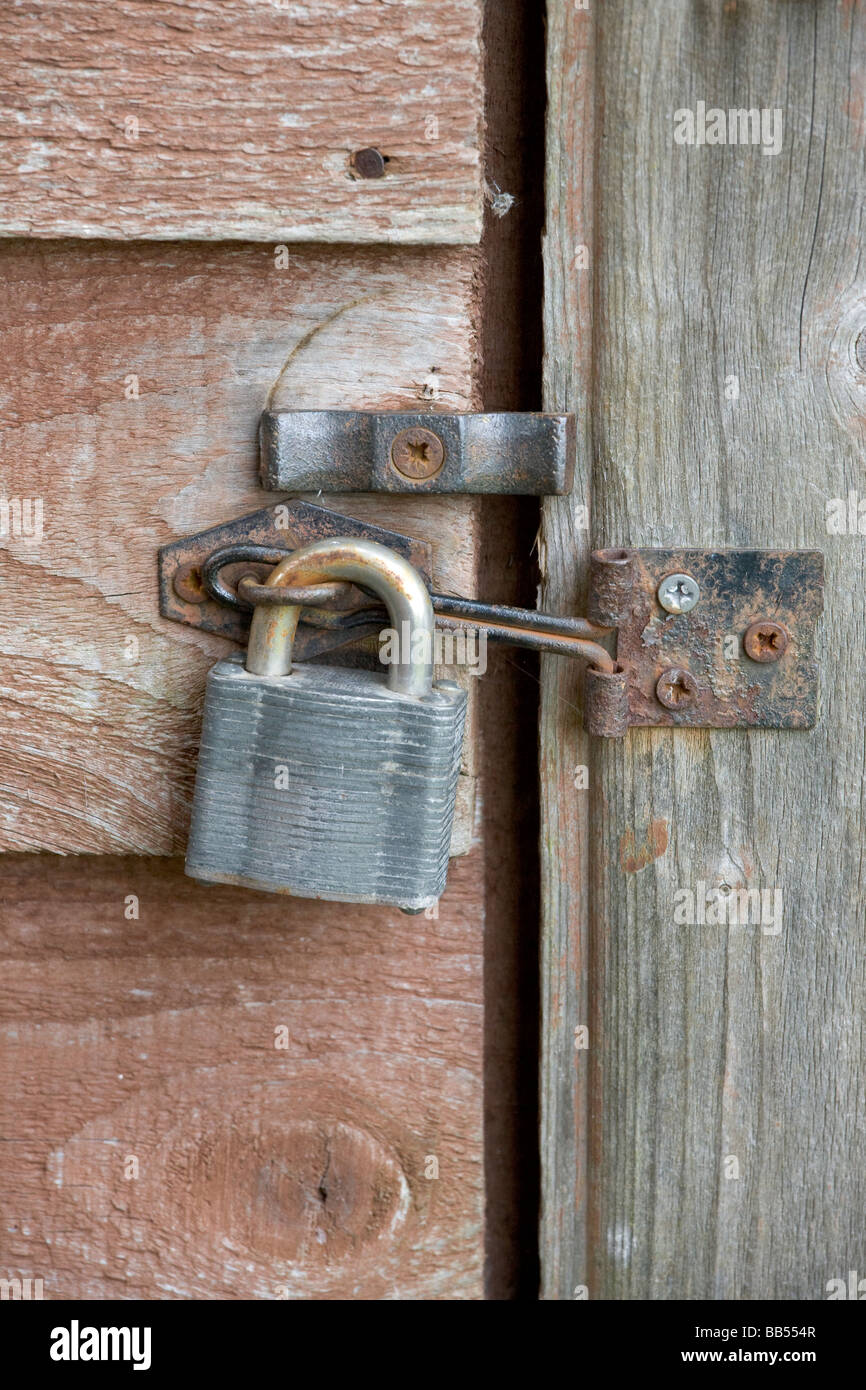 Fermoir et cadenas sur la porte en bois abri de jardin Banque D'Images