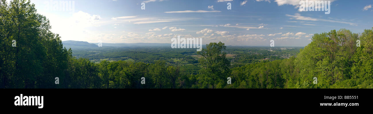 Printemps vue depuis la vallée de Shenandoah surplombent sur la Skyline Drive dans le Parc National Shenandoah Virginia USA Banque D'Images